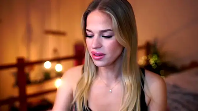 Snapshot of Emilyvanroessel chatting on October 2025 07:03:02 PM Emilyvanroessel online show from October 2025 07:03:02 PM