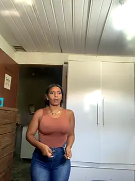 Crisschiavo online show from November 2025 01:11:01 PM