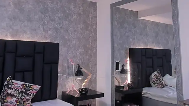 crystaldarliing online show from November 2025 06:03:02 PM