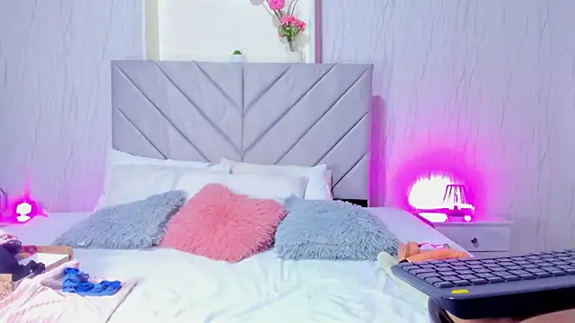 Snapshot of Victoria_Guzman chatting on November 2025 04:17:02 PM Victoria Guzman online show from November 2025 04:17:02 PM