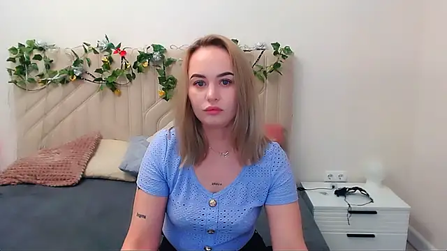 Snapshot of LiluMoon__ chatting on May 2026 11:28:01 AM LiluMoon online show from May 2026 11:28:01 AM