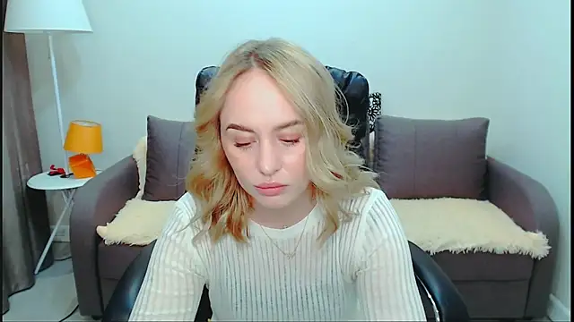 Snapshot of LiluMoon__ chatting on May 2026 04:25:02 PM LiluMoon online show from May 2026 04:25:02 PM