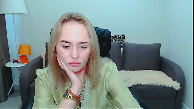 Snapshot of LiluMoon__ chatting on May 2026 11:17:01 AM LiluMoon online show from May 2026 11:17:01 AM