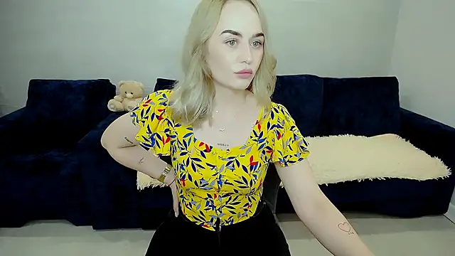 Snapshot of LiluMoon__ chatting on May 2026 11:27:02 AM LiluMoon online show from May 2026 11:27:02 AM