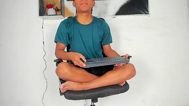 tyler twink boy online show from October 2025 01:08:01 PM