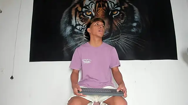 Snapshot of tyler_twink_boy chatting on May 2026 01:17:01 PM tyler twink boy online show from May 2026 01:17:01 PM