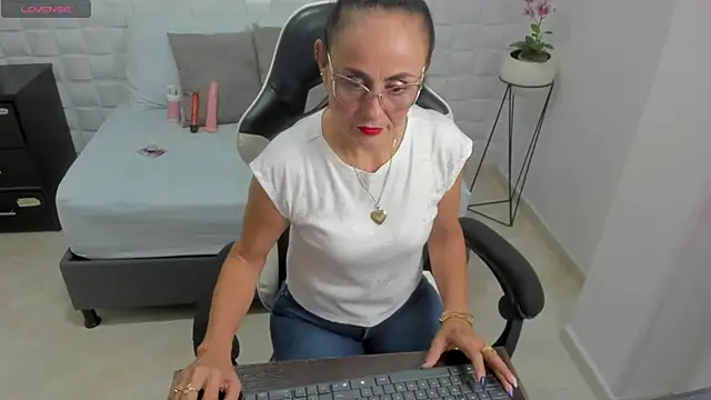 yulitza1025 online show from November 2025 11:56:02 AM