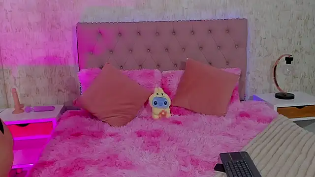 HannahCollyns online show from September 2025 11:41:01 PM