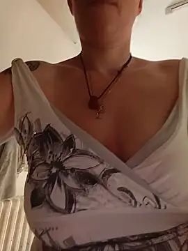 Sophierob1 online show from June 2026 06:49:01 AM