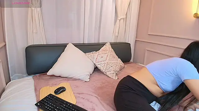 Nahomi key  online show from November 2025 07:47:01 PM