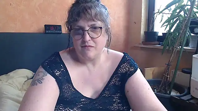 Snapshot of ladyfrombonn chatting on April 2026 04:19:01 PM ladyfrombonn online show from April 2026 04:19:01 PM