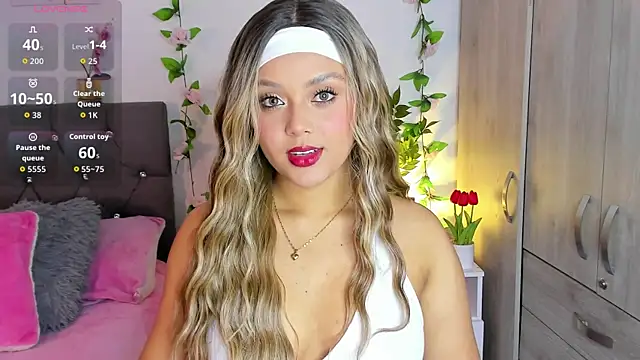 isajonnes18 online show from October 2025 10:54:02 PM