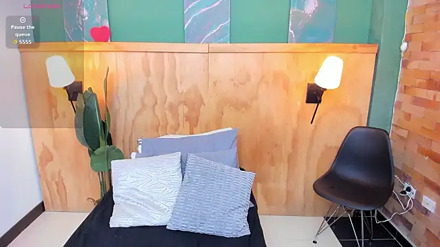 halleylorens online show from January 2026 07:11:01 PM