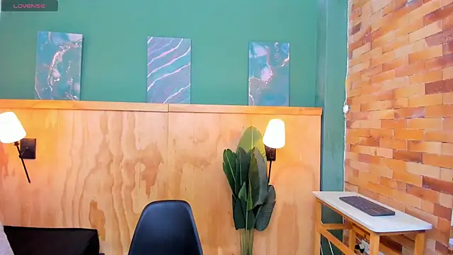 halleylorens online show from April 2026 07:03:01 PM