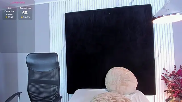 MONIK FOX CR online show from September 2025 07:40:02 PM