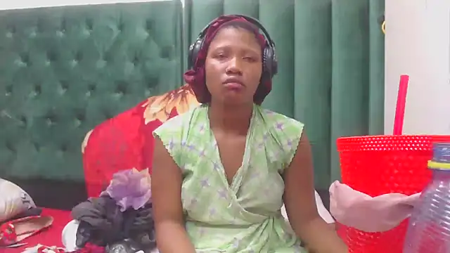 BUNNYCHOWX28 online show from February 2026 06:48:01 PM