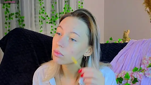 NyxaThorn online show from December 2025 02:45:02 PM