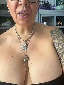 dieseldame1313 online show from April 2026 07:23:02 PM