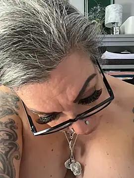 dieseldame1313 online show from April 2026 10:07:02 PM