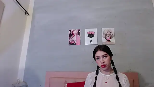 Snapshot of Olivia_Spear chatting on October 2025 12:17:01 PM Olivia Spear online show from October 2025 12:17:01 PM