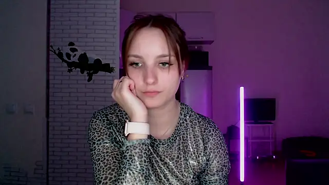 Leonaalove online show from April 2026 05:32:02 PM