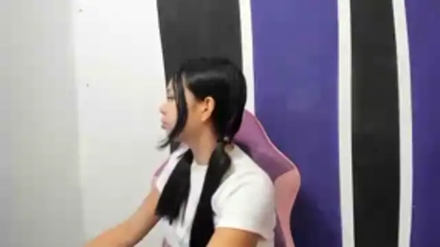 Snapshot of shy_luna18 chatting on January 2026 01:15:01 PM shy luna18 online show from January 2026 01:15:01 PM