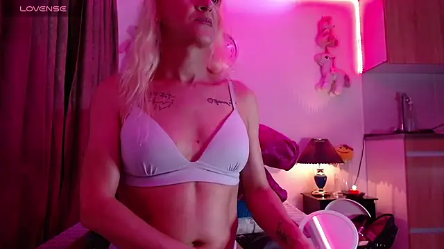 Snapshot of AllysonStonne chatting on April 2026 10:52:02 PM AllysonStonne online show from April 2026 10:52:02 PM