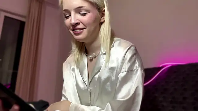 blondekira online show from October 2025 02:40:01 PM