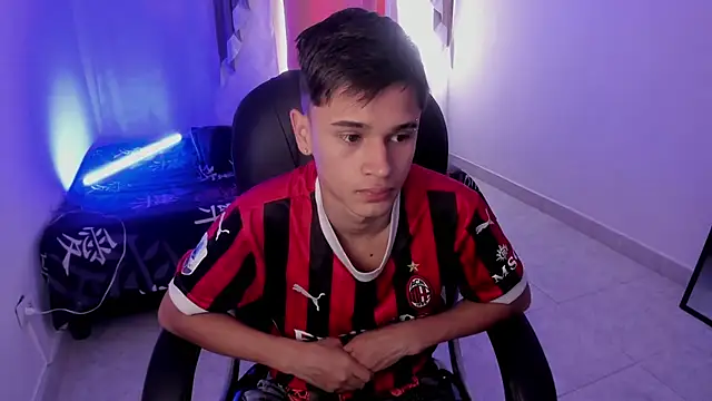 Aron Boyy online show from December 2025 08:05:02 PM