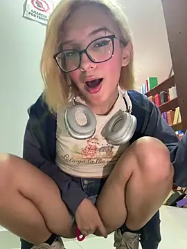 Snapshot of SweetBunnyGF chatting on May 2026 01:25:02 AM SweetBunnyGF online show from May 2026 01:25:02 AM