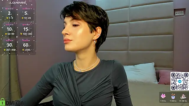 Adeline Perle online show from November 2025 01:11:01 AM