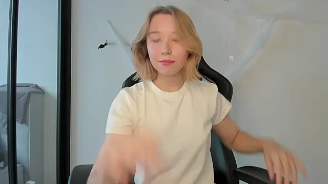 Agatha May online show from October 2025 04:48:01 AM