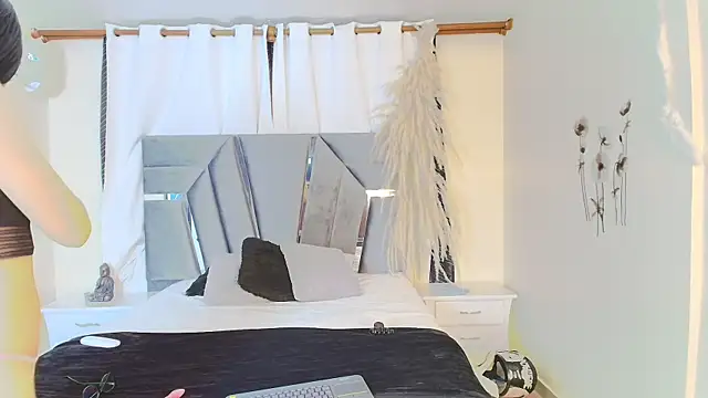 MiniLove 01 online show from October 2025 12:05:02 PM