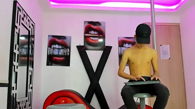 PRETTY FEM online show from October 2025 01:33:02 PM