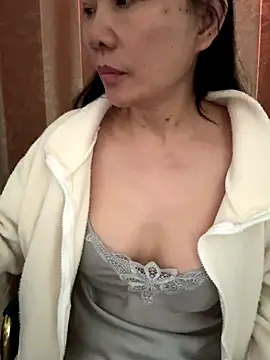 xiiuuff18 online show from November 2025 12:12:01 AM