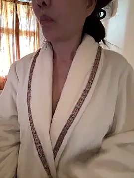 xiiuuff18 online show from November 2025 02:10:01 AM