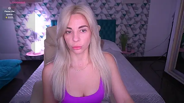 BellaRayyy online show from April 2026 12:50:01 PM