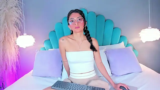 AlassiaHocthner online show from September 2025 11:45:01 AM