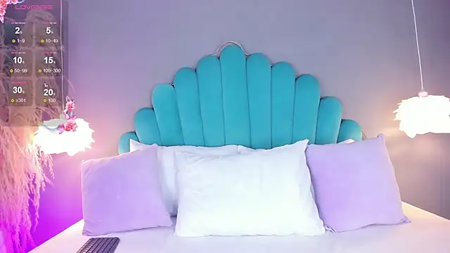 AlassiaHocthner online show from October 2025 11:42:02 AM