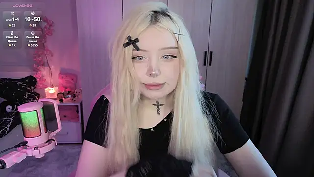 Snapshot of RileyVice chatting on June 2026 08:28:01 AM RileyVice online show from June 2026 08:28:01 AM