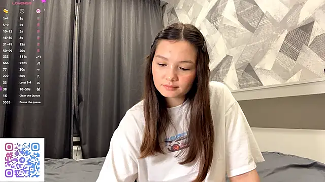 Snapshot of KiraVelvet chatting on October 2025 07:25:02 PM KiraVelvet online show from October 2025 07:25:02 PM