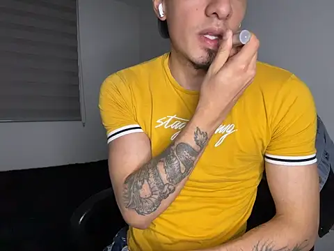 Juliopaspi online show from April 2026 04:02:02 AM