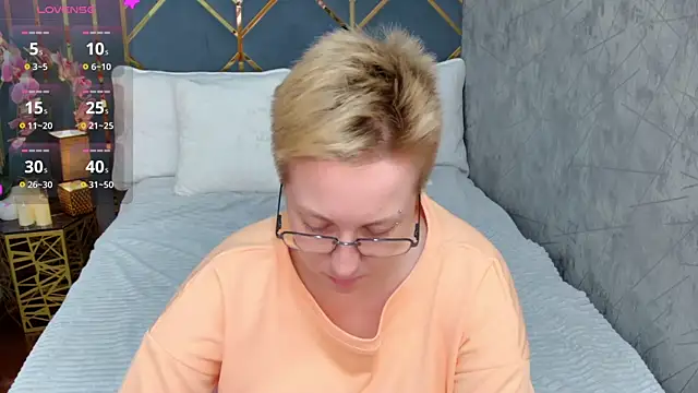 Snapshot of AlexandraGreen chatting on October 2025 09:03:02 PM AlexandraGreen online show from October 2025 09:03:02 PM
