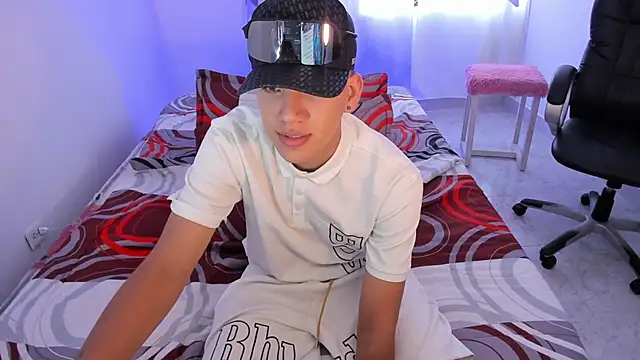 maxthomson boy online show from September 2025 03:44:01 PM