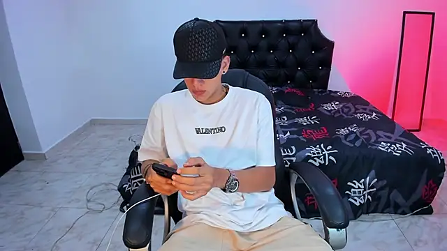 maxthomson boy online show from October 2025 08:50:02 PM