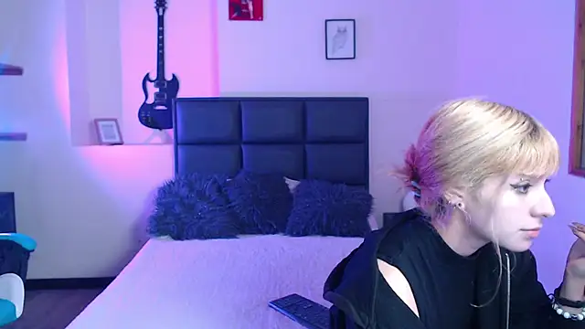 Snapshot of Amnesia_ chatting on October 2025 12:25:01 PM Amnesia online show from October 2025 12:25:01 PM