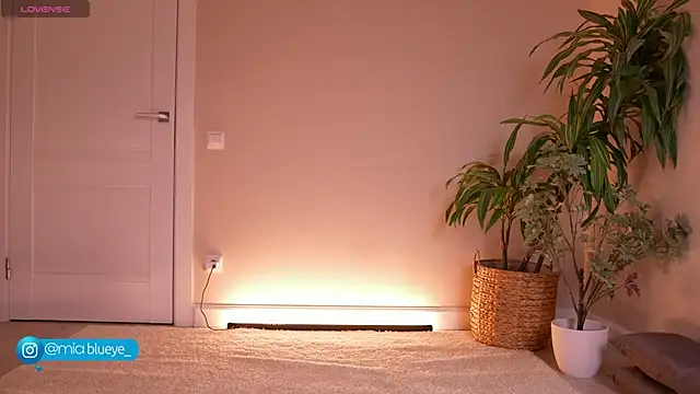 Miablueye online show from November 2025 01:13:01 PM