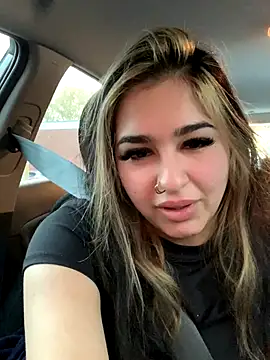 BrunetteBrat-xo online show from October 2025 07:01:01 AM