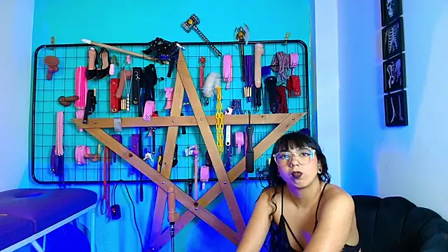 Mrmia bdsm extreme online show from October 2025 12:28:02 PM