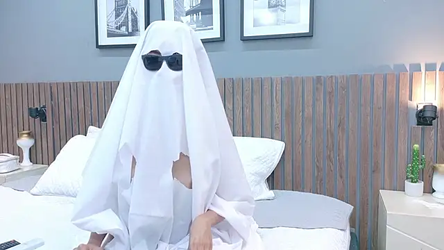 luna roja25 online show from October 2025 06:01:01 AM